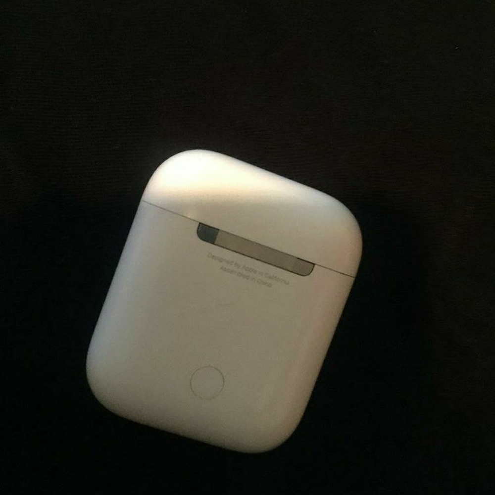 Airpods - Picture 2 of 3